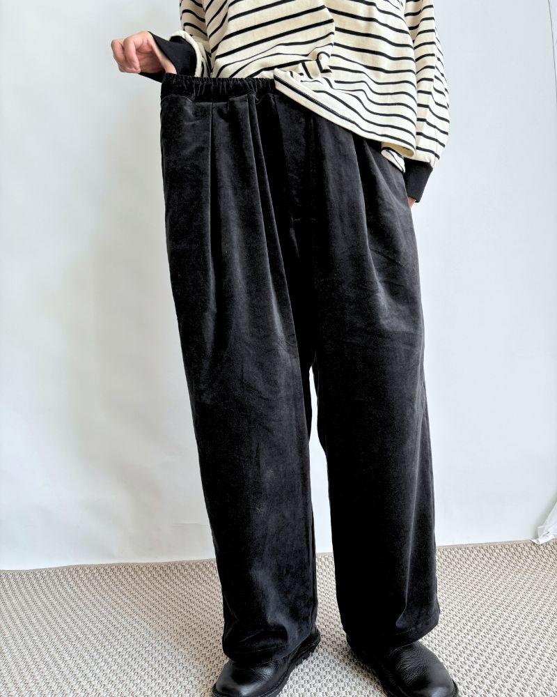 Volume tuck pants in Sumikuro