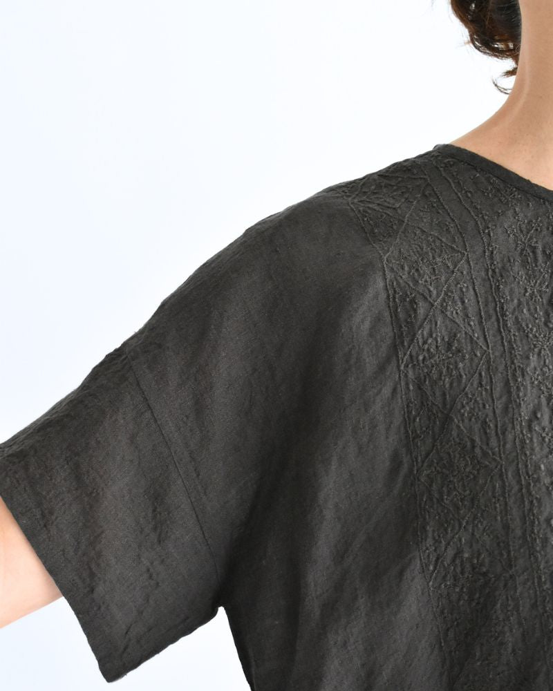 Back Opening Crew-neck Short Sleeve Embroidery Shirt in Black