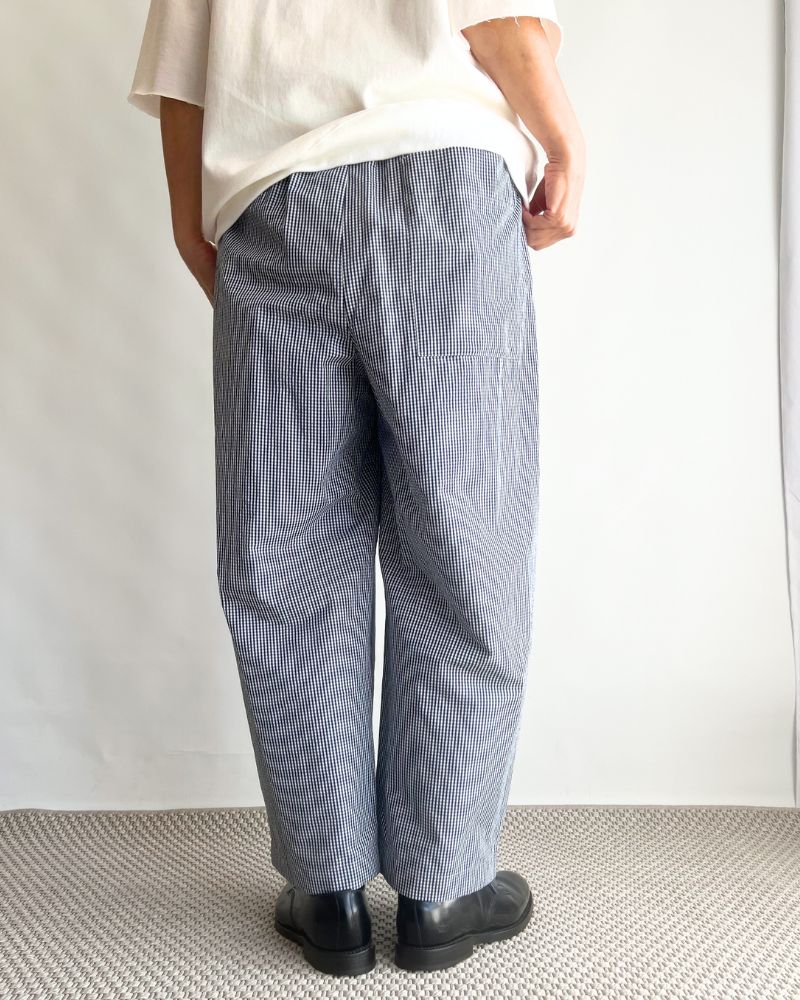 HAKAMA-W Tuck Easy Pants in NavyCheck