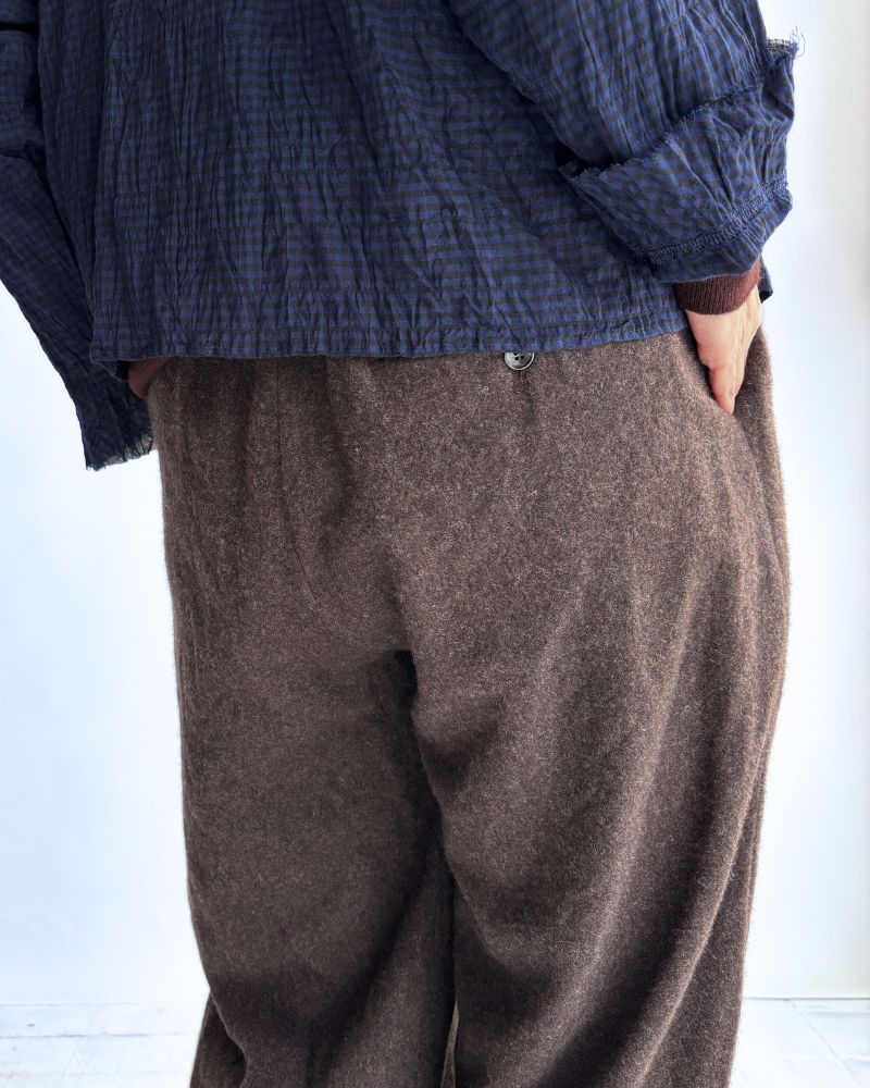 Wool tuck pants in Brown