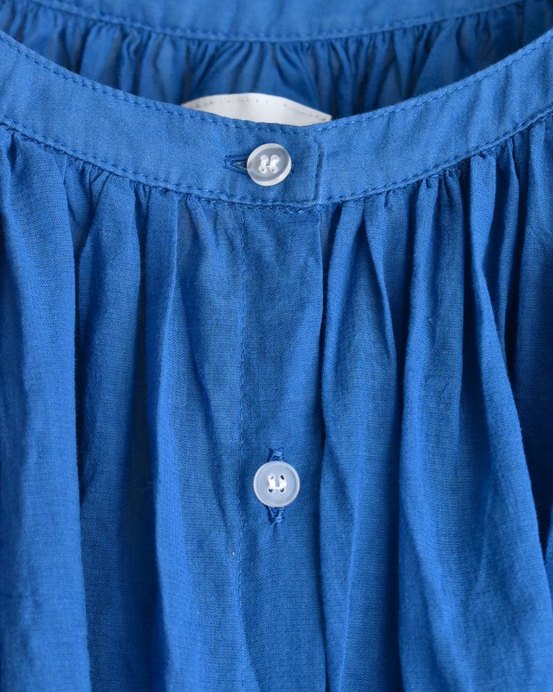 Cotton voile sleeveless gathered blouse in Blue