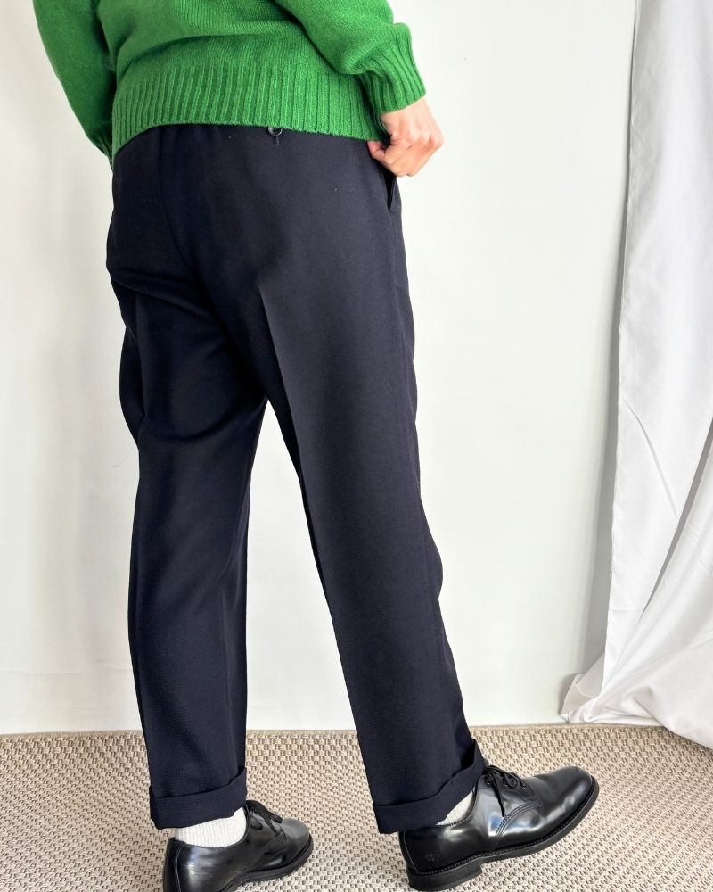 ROBIN-WO Center Pleated Tapered Pants in Navy