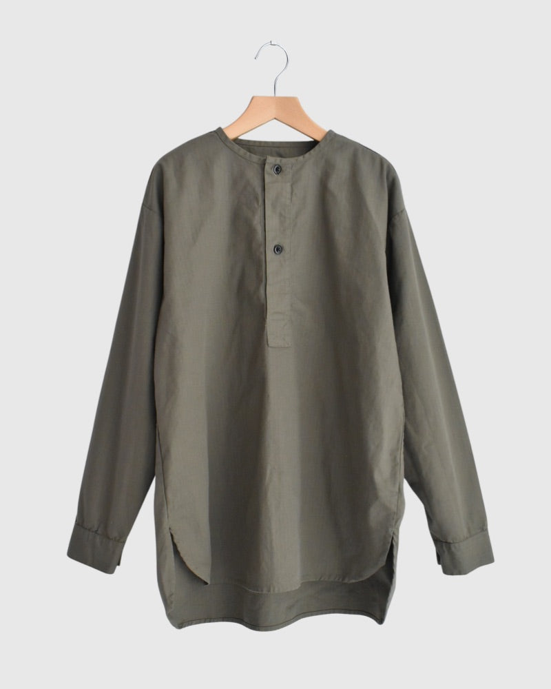 COTTON HERRINGBONE WASH HENRY NECK SHIRT in KhakiHerringbone