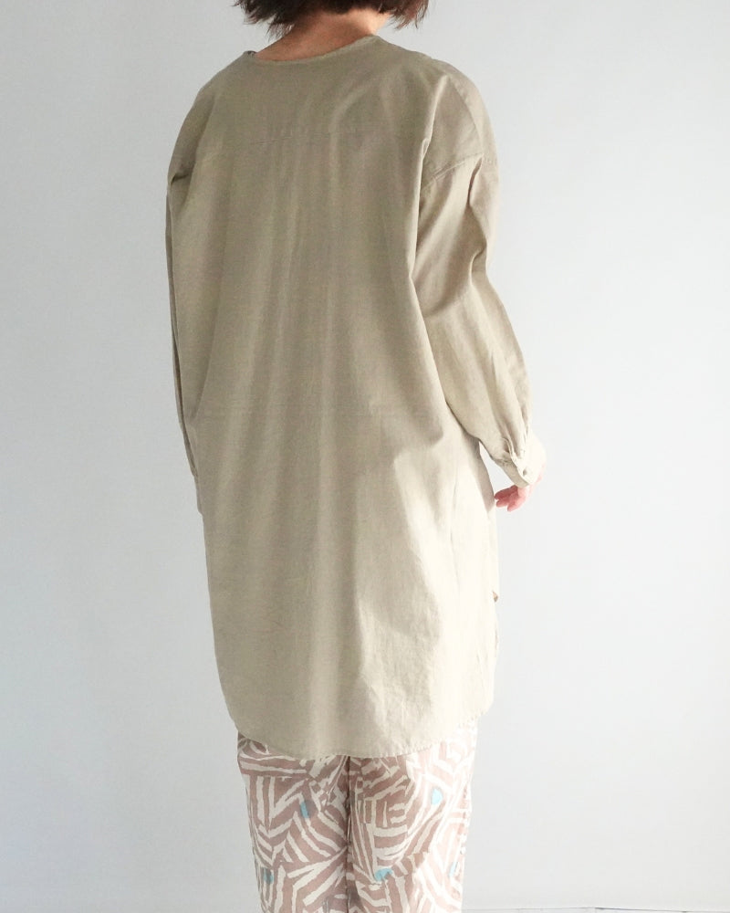 CREW-NECK BOSOM LONG SHIRT WITH MINI PINTUCK in Beige
