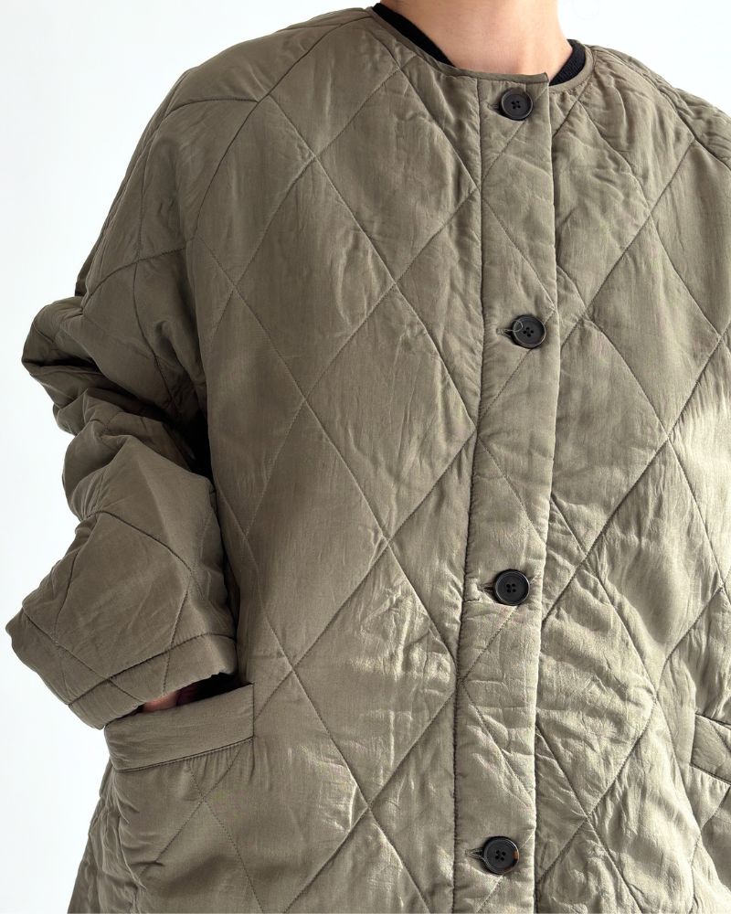 FRONT BUTTON SHORT COAT in Olive