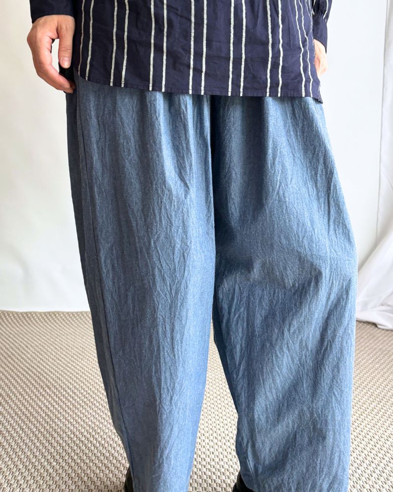 Volume tuck pants in Indigo