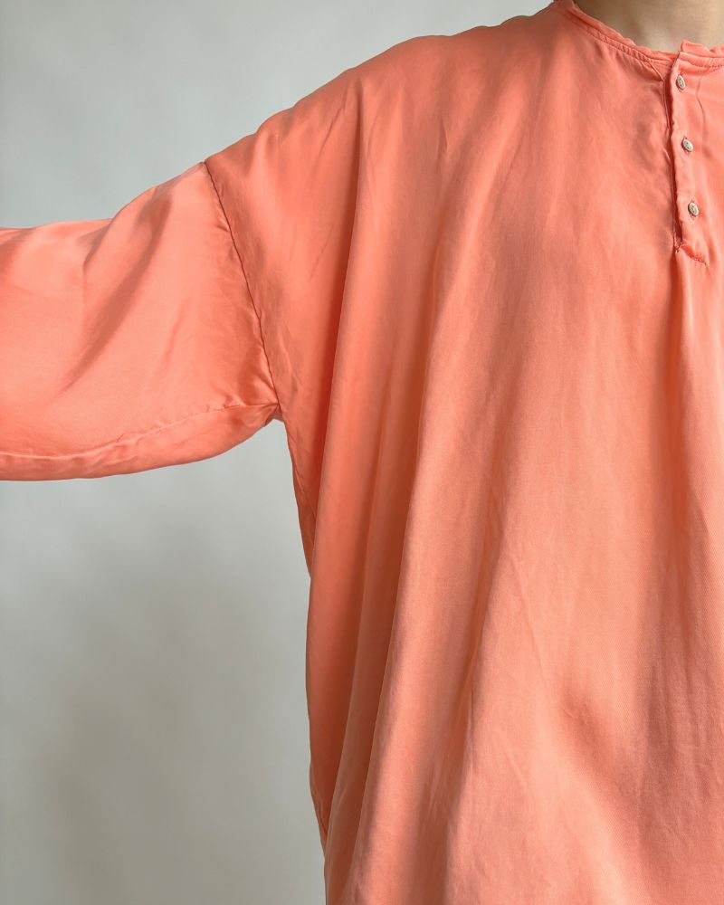 Fibrillated Satin Henley Neck Shirt in S.Pink