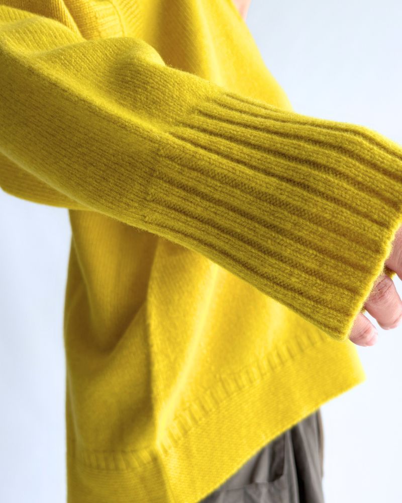 AURA V-neck knit pullover in Yellow