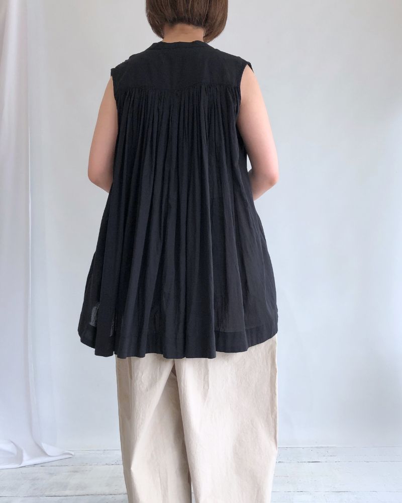 Sleeveless Gathered Blouse in Short