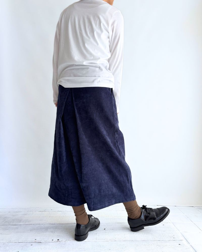 Tuck design skirt 'YELL' in Navy