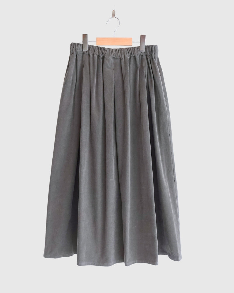D/d | Easy Tuck Skirt (Corduroy) in Gray