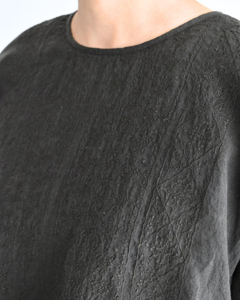 Back Opening Crew-neck Short Sleeve Embroidery Shirt in Black
