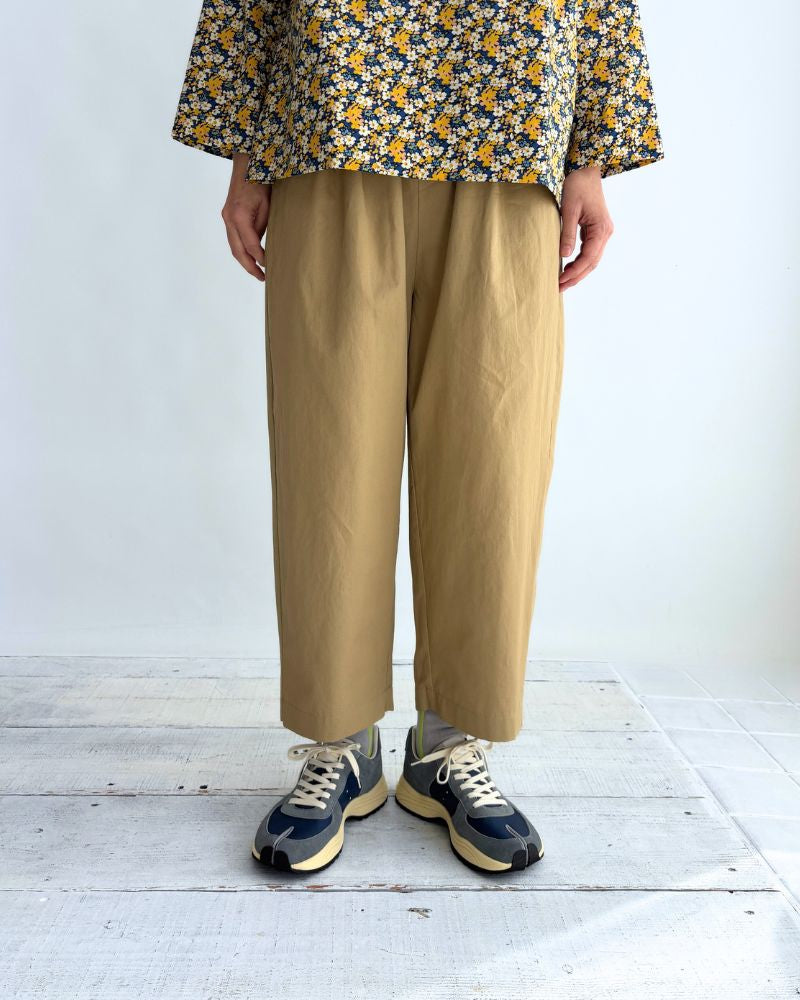 COTTON/LINEN DYED WEATHER 2TUCK TAPERED EASY PANTS in Beige
