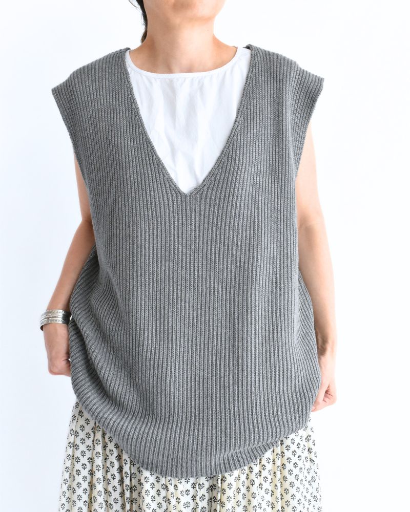 Cashmere V-neck vest in Gray