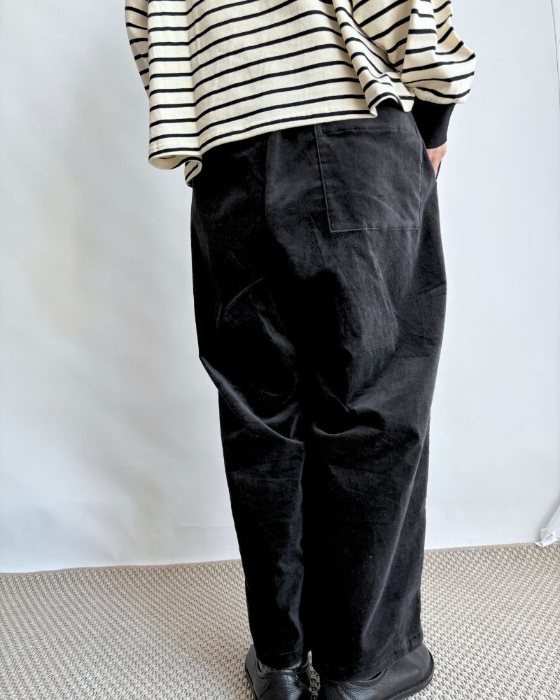 Volume tuck pants in Sumikuro