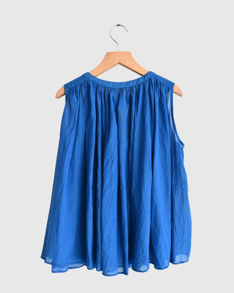 Cotton voile sleeveless gathered blouse in Blue