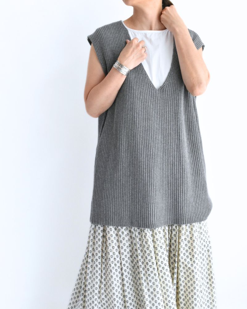 Cashmere V-neck vest in Gray