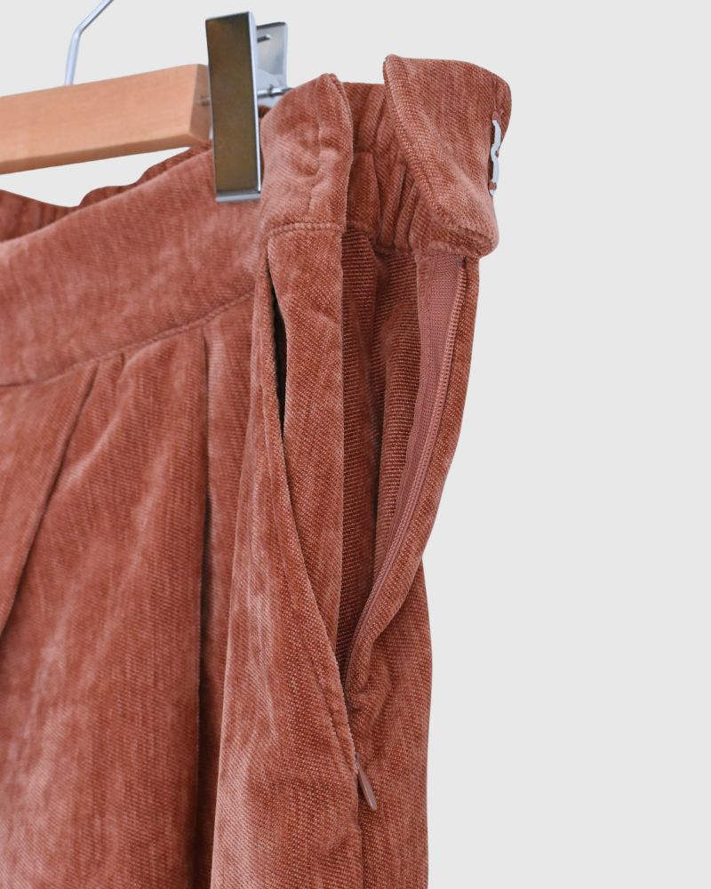 Tuck design skirt 'YELL' in Teracotta