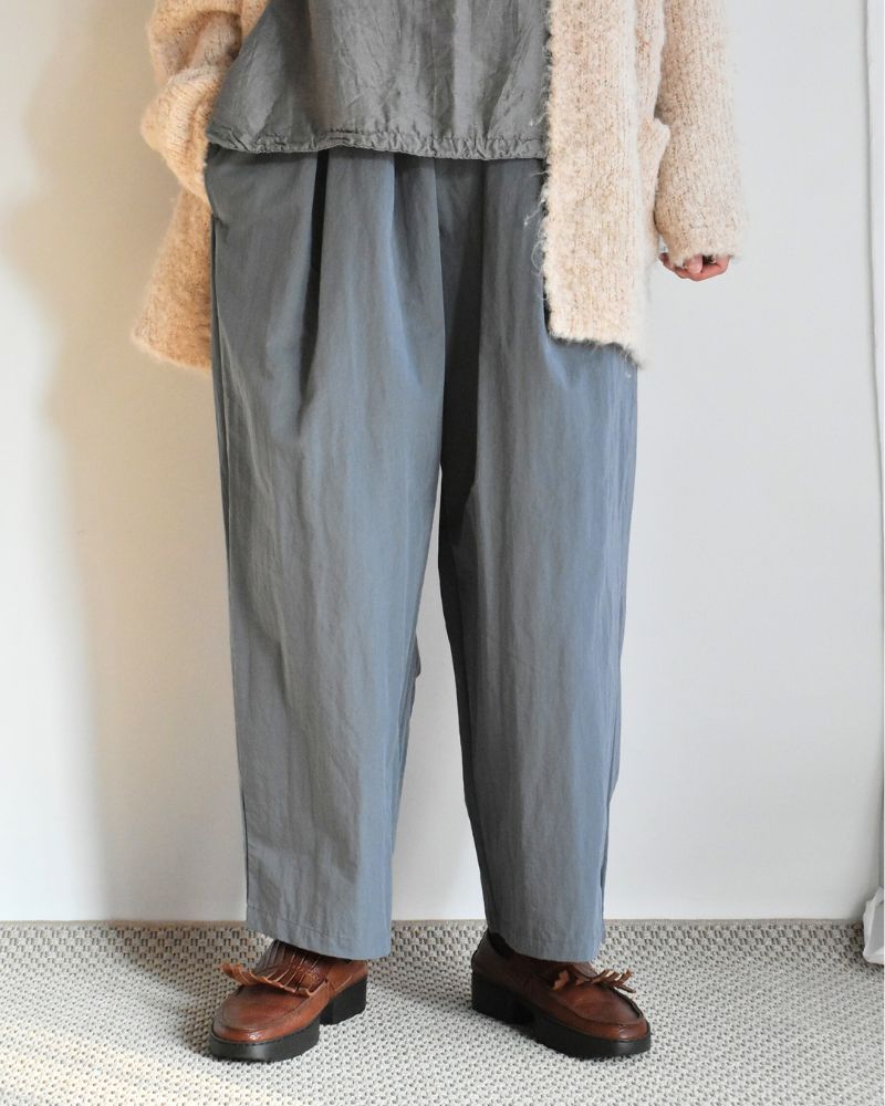 Volume tuck pants in Gray