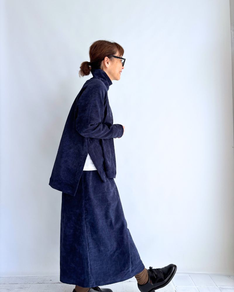 Tuck design skirt 'YELL' in Navy