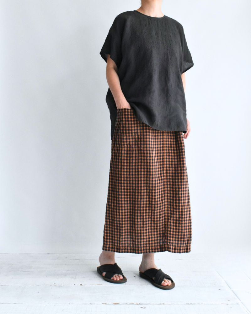 Back Opening Crew-neck Short Sleeve Embroidery Shirt in Black
