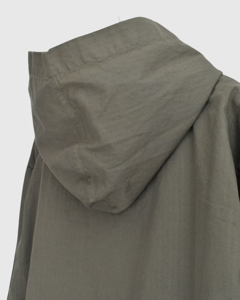 COTTON HERRINGBONE WASH HOODED PULLOVER SHIRT in KhakiHerringbone