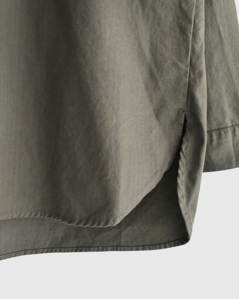 COTTON HERRINGBONE WASH HOODED PULLOVER SHIRT in KhakiHerringbone