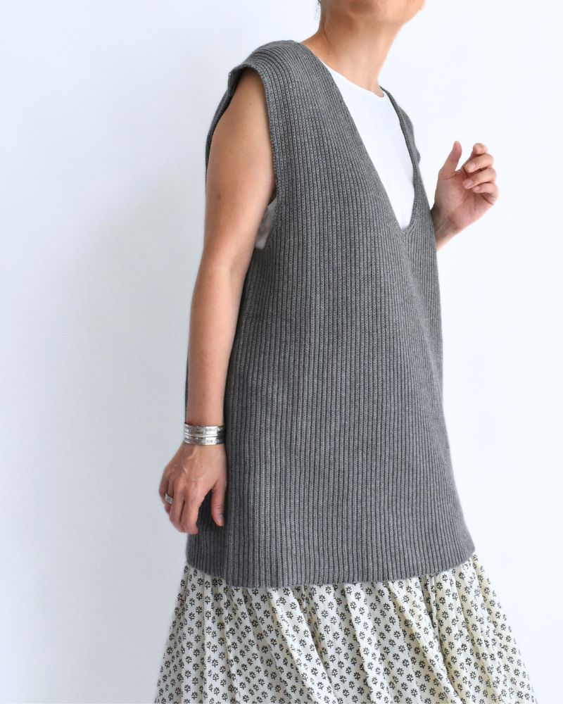 Cashmere V-neck vest in Gray