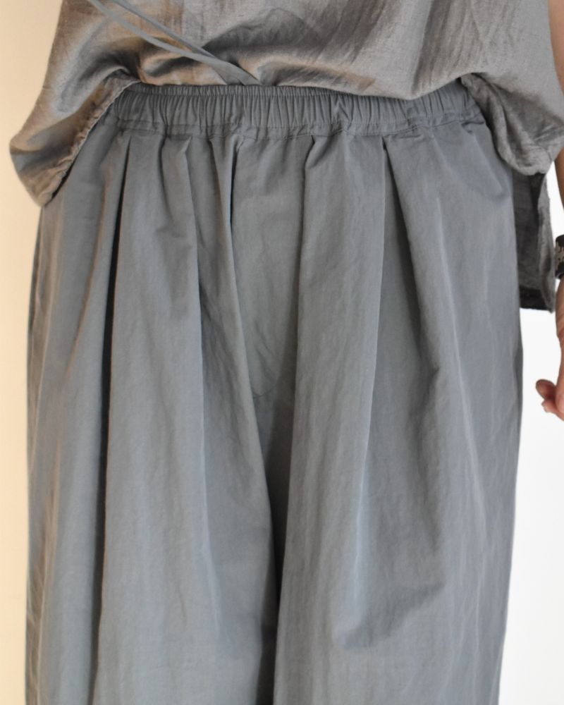 Volume tuck pants in Gray