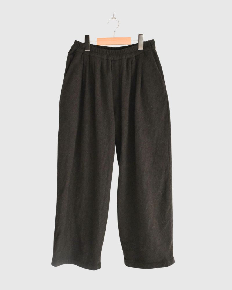 Wool tuck pants in Brown