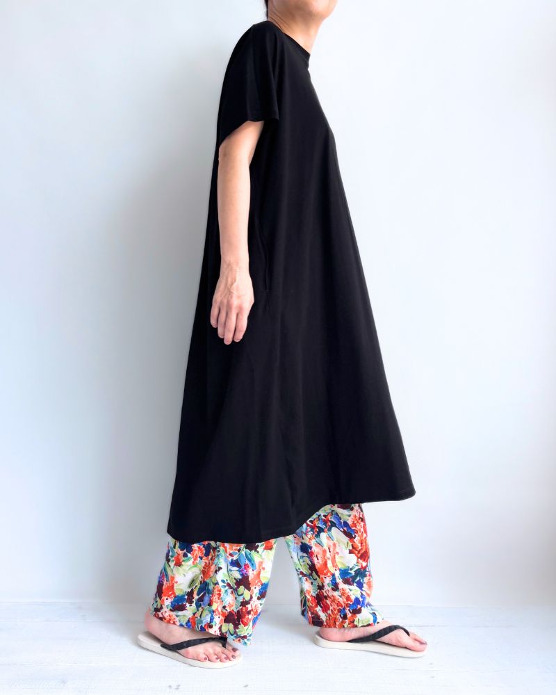 Crew Neck Tuck Dress in Black