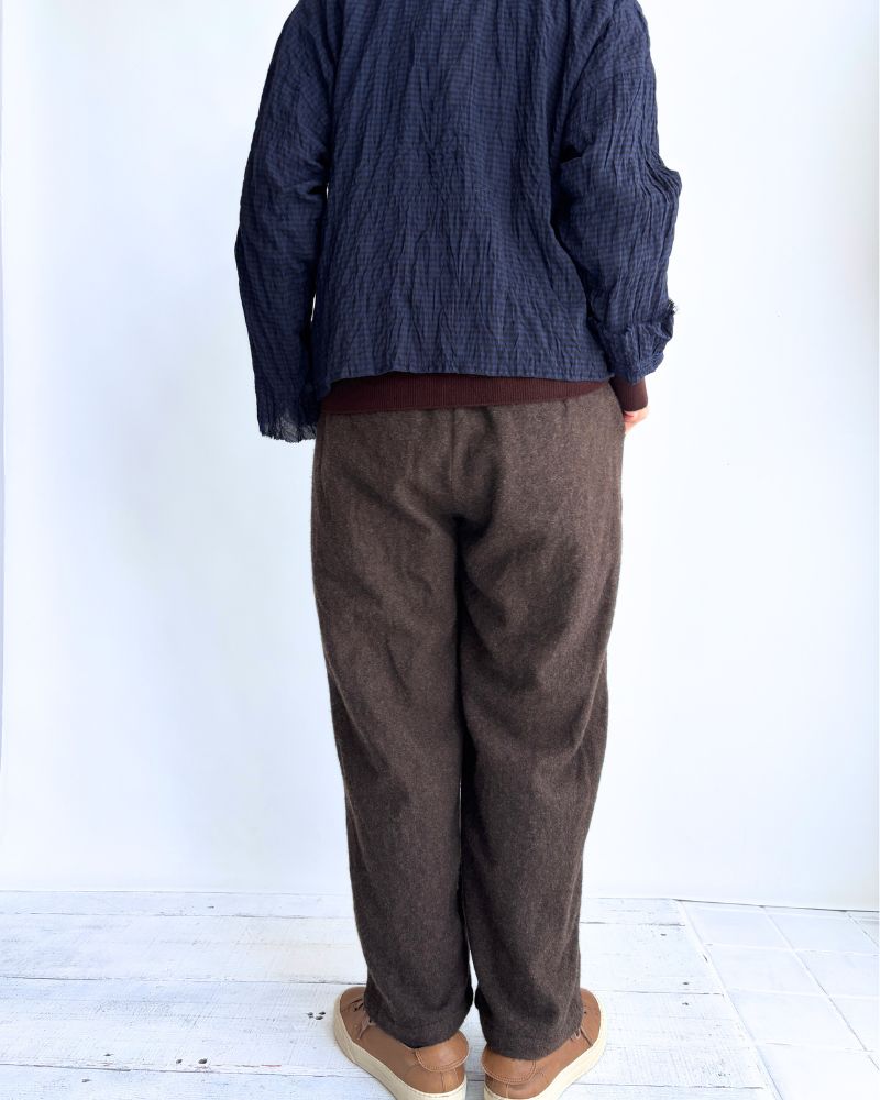 Wool tuck pants in Brown