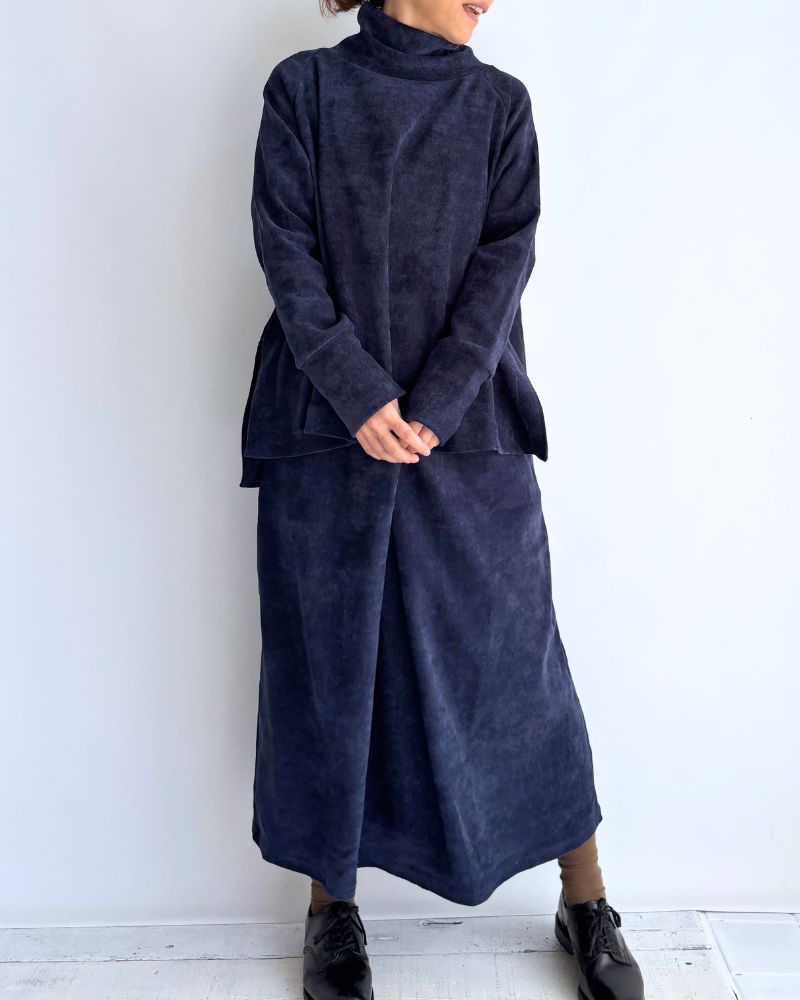 Tuck design skirt 'YELL' in Navy