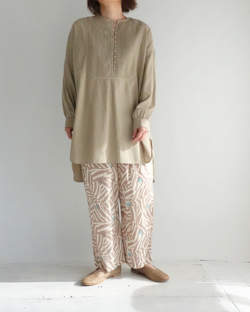 CREW-NECK BOSOM LONG SHIRT WITH MINI PINTUCK in Beige