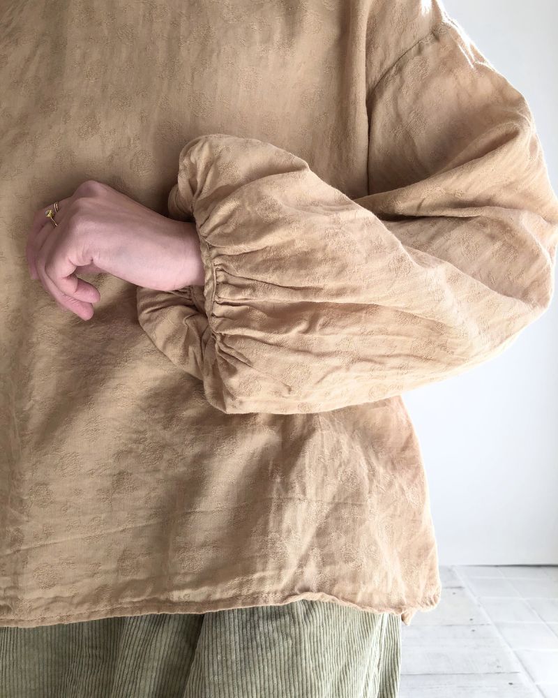 ANTIQUE ROSE JACQUARD MODERNIST BLOUSE in AntiqueBeige