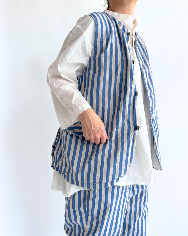 POPLIN WIDE STRIPE (OVERDYE) NO COLLAR VEST in MilkyGrey