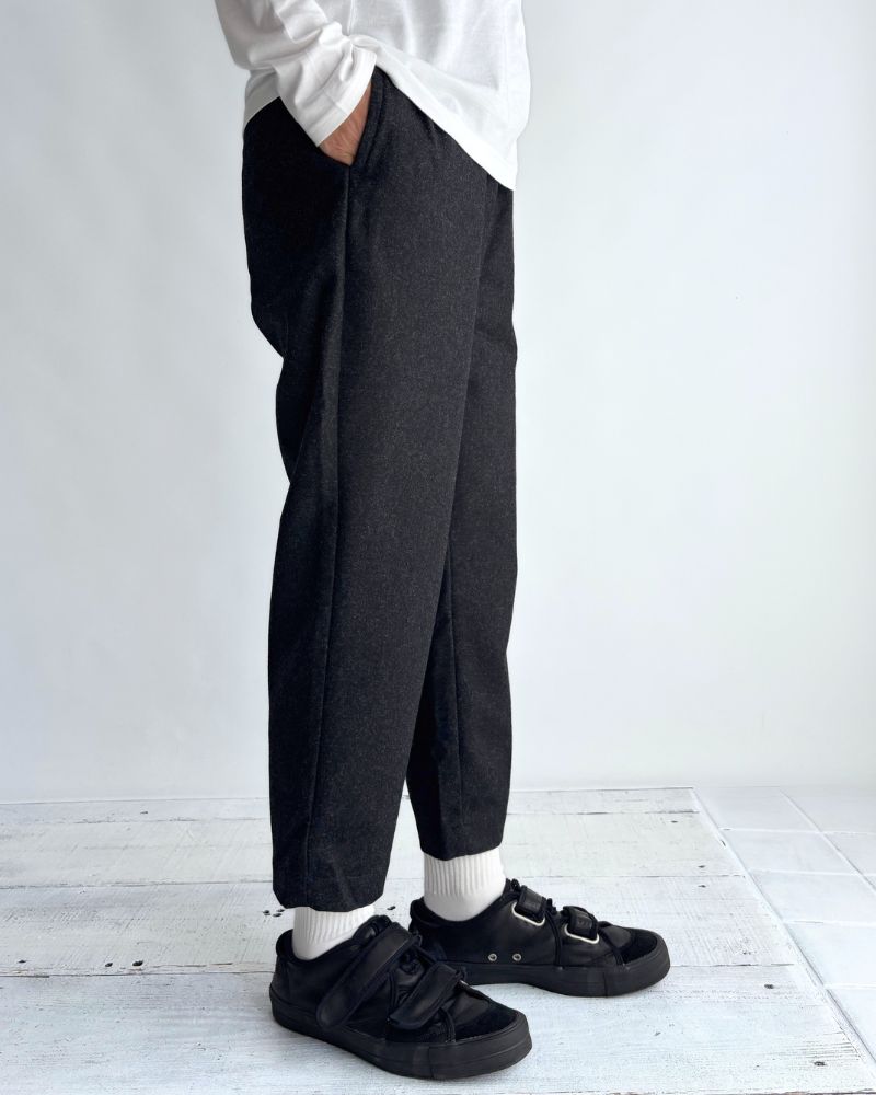 WOOL FLANNEL EASY TAPERED PANTS in Charcoal