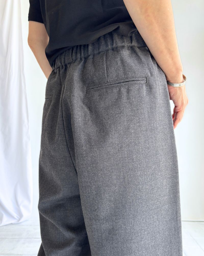 WORSTED SERGE 2TUCK WIDE EASY PANTS in Charcoal