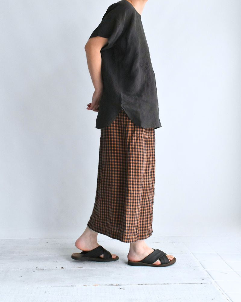 Back Opening Crew-neck Short Sleeve Embroidery Shirt in Black