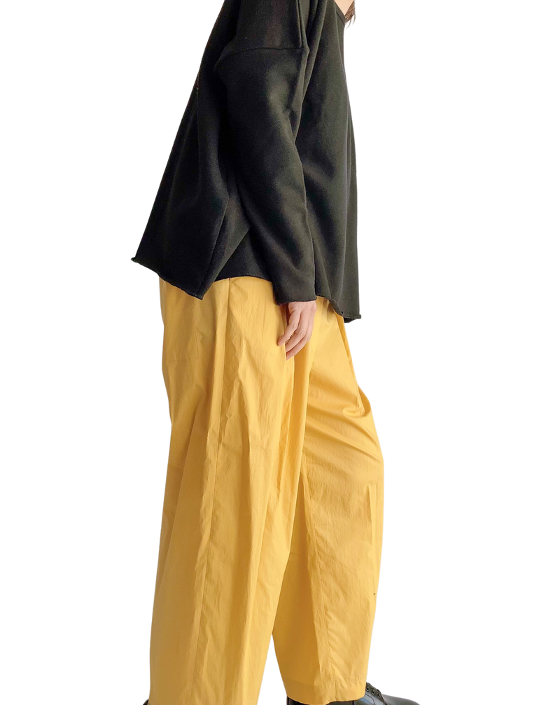 HAKAMA-POPLIN Tuck Easy Pants in Yellow