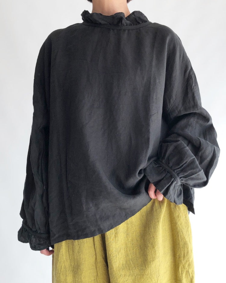Azumaki Linen Ruffle Pullover in Black