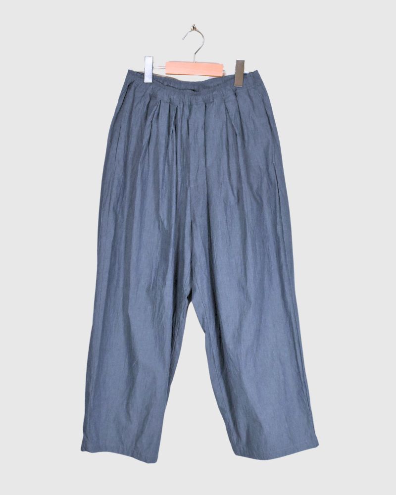 Volume tuck pants in Indigo