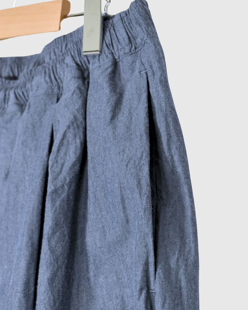 Volume tuck pants in Indigo