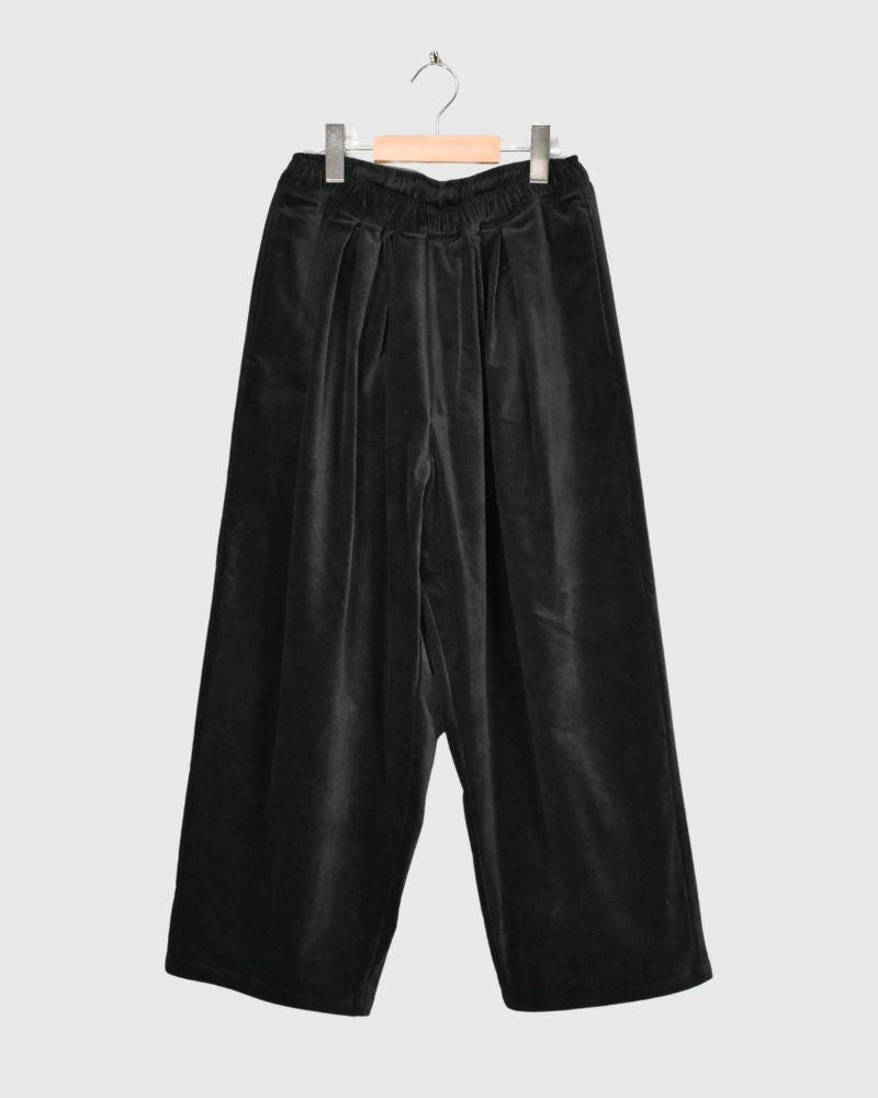 Volume tuck pants in Sumikuro