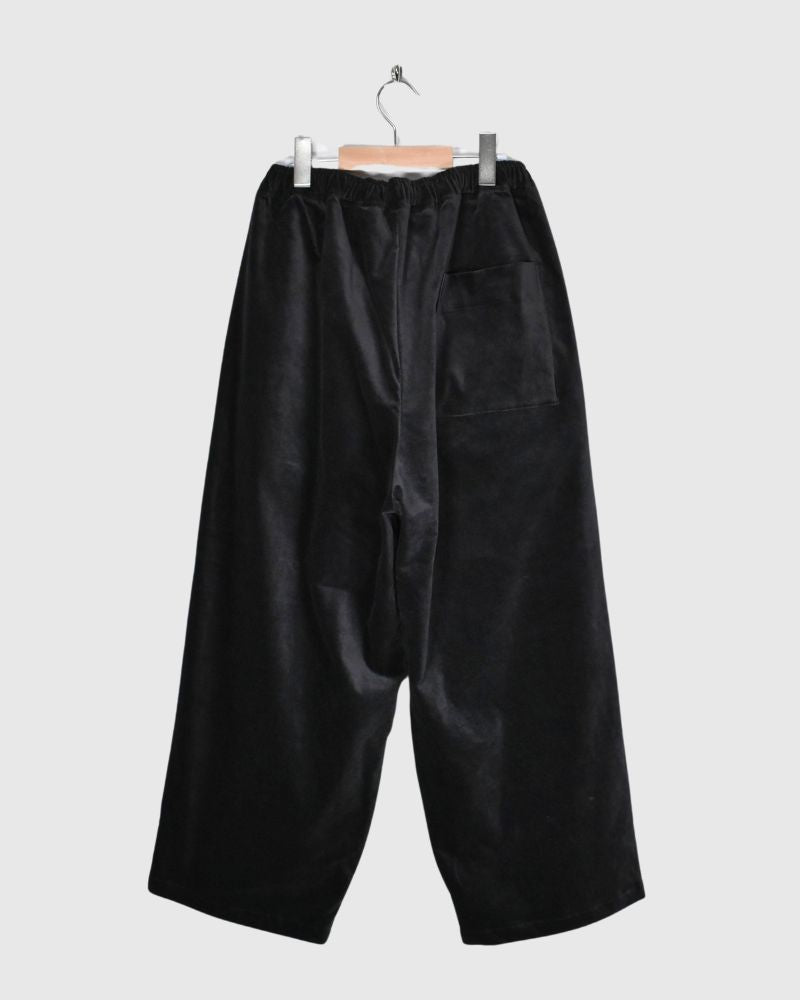 Volume tuck pants in Sumikuro