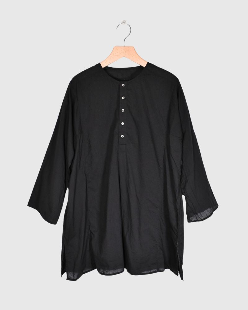 Side-Switching Shirt in Black