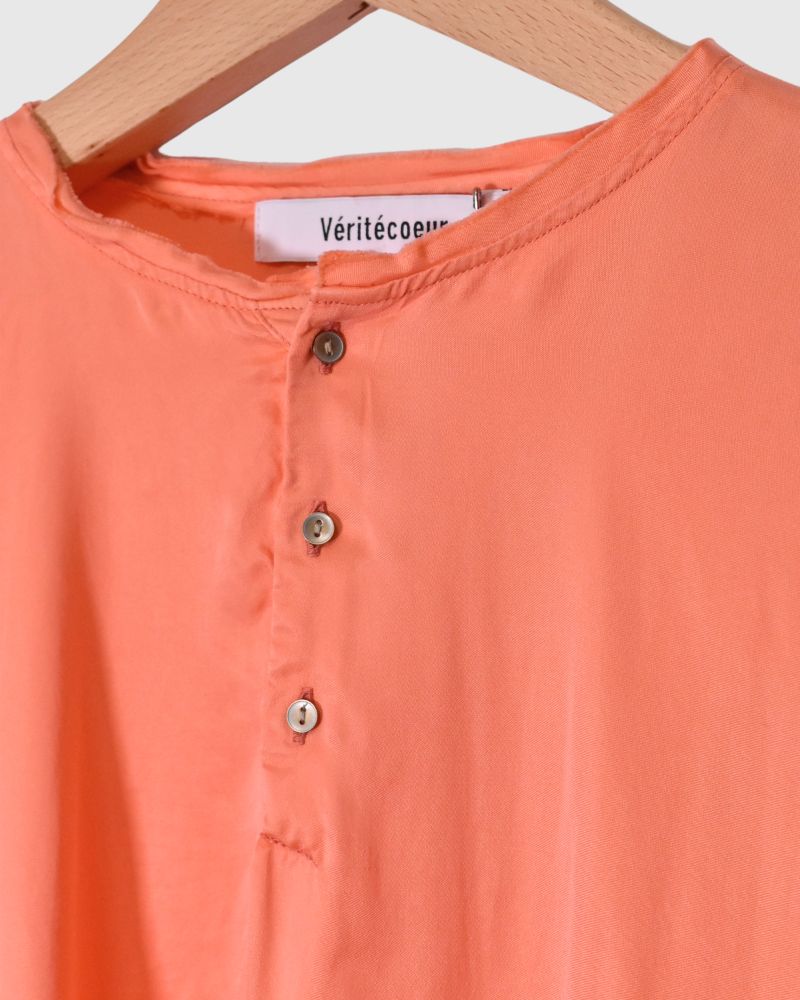 Fibrillated Satin Henley Neck Shirt in S.Pink